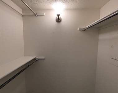 7431 Holly Hill Drive - Photo Thumbnail 12
