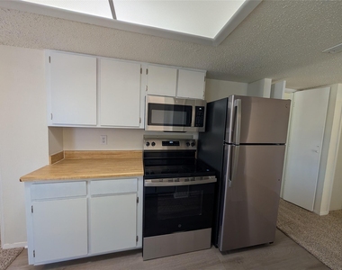 7431 Holly Hill Drive - Photo Thumbnail 6