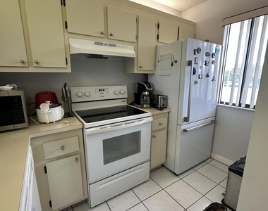 3138 Via Poinciana - Photo Thumbnail 2