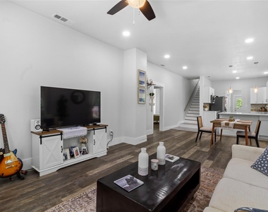 2200 N Beaton Street - Photo Thumbnail 3