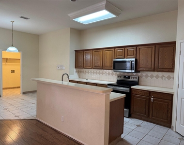 337 Sycamore Drive - Photo Thumbnail 4