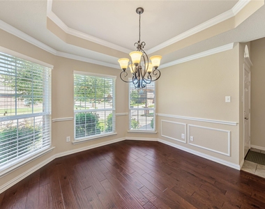 928 Wellington Drive - Photo Thumbnail 2