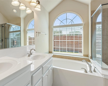928 Wellington Drive - Photo Thumbnail 13
