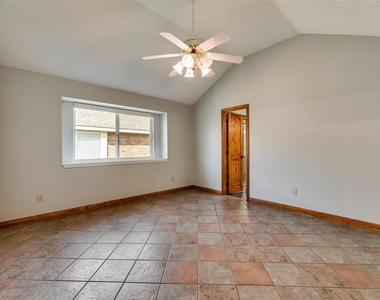 1307 E Branch Hollow Drive - Photo Thumbnail 12