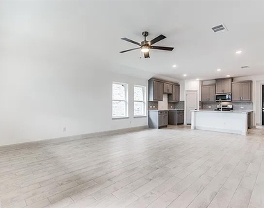 605 Parrino Parkway - Photo Thumbnail 10