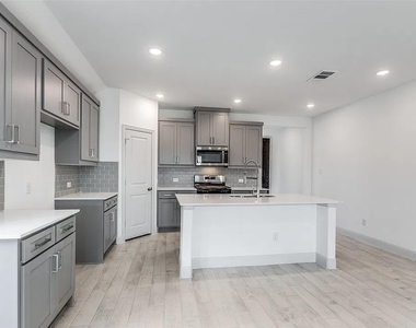 605 Parrino Parkway - Photo Thumbnail 19