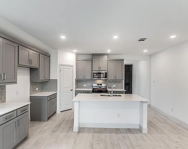 605 Parrino Parkway - Photo Thumbnail 17