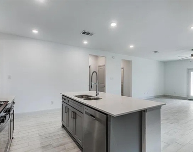 605 Parrino Parkway - Photo Thumbnail 9