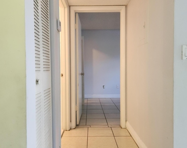 1227 Sw 46th Avenue - Photo Thumbnail 6