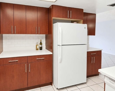 218 Olive Avenue - Photo Thumbnail 5