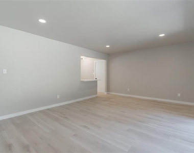 3929 Nw 59th Street - Photo Thumbnail 3