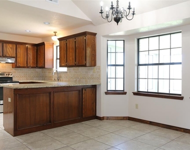 13000 S Robinson Avenue - Photo Thumbnail 4