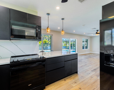 1425 Se Sunshine Avenue - Photo Thumbnail 8