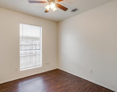 10265 Aurora Drive - Photo Thumbnail 7