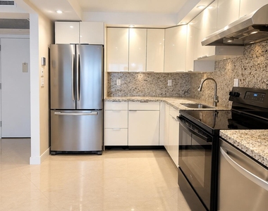 800 Parkview Drive - Photo Thumbnail 8