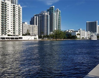 800 Parkview Drive - Photo Thumbnail 3