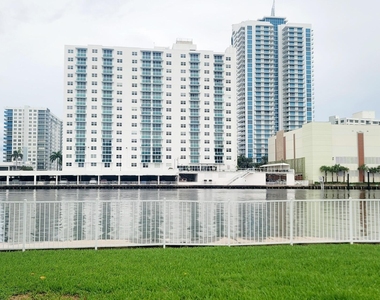 800 Parkview Drive - Photo Thumbnail 22