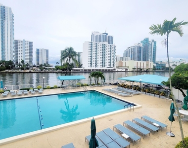 800 Parkview Drive - Photo Thumbnail 23