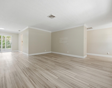 916 Evergreen Drive - Photo Thumbnail 2