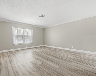 916 Evergreen Drive - Photo Thumbnail 3