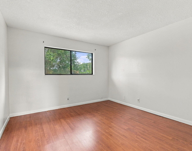 6180 Pine Tree Lane - Photo Thumbnail 4