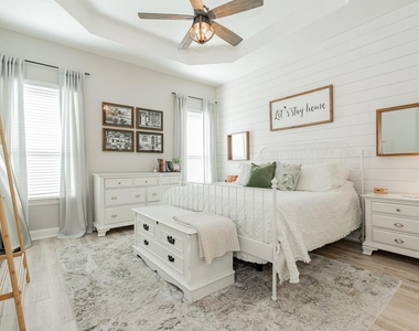 2620 Sabine Circle - Photo Thumbnail 6