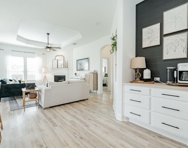 2620 Sabine Circle - Photo Thumbnail 2
