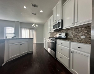 901 Brookville Court - Photo Thumbnail 8