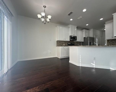 901 Brookville Court - Photo Thumbnail 5