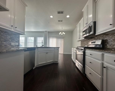 901 Brookville Court - Photo Thumbnail 3