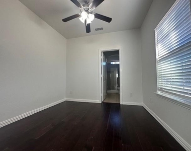 901 Brookville Court - Photo Thumbnail 16