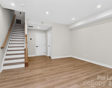 1062 Simcoe Lane - Photo Thumbnail 3