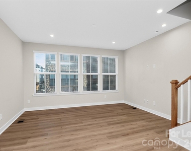 1062 Simcoe Lane - Photo Thumbnail 5