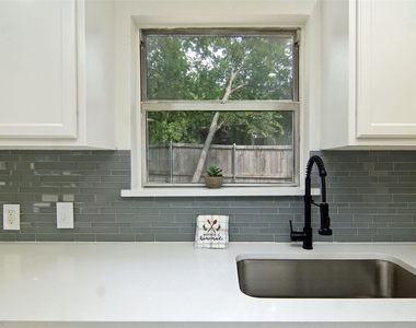 619 9th Street - Photo Thumbnail 2