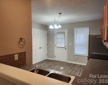 163 Pounds Avenue - Photo Thumbnail 2