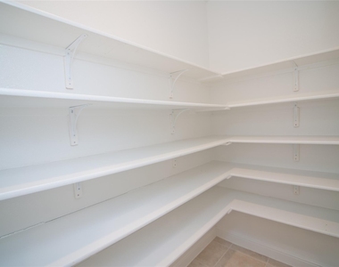 1021 Gillespie Drive - Photo Thumbnail 10