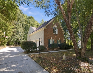 10825 Kenderly Court - Photo Thumbnail 32