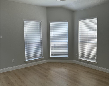3160 Delaford Drive - Photo Thumbnail 2