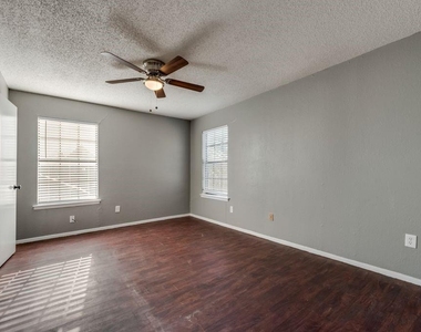 5504 Columbia Avenue - Photo Thumbnail 4