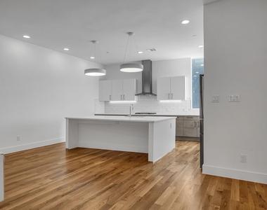 426 W 9th Street - Photo Thumbnail 4