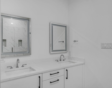 426 W 9th Street - Photo Thumbnail 19
