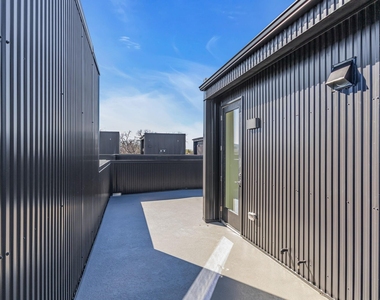 426 W 9th Street - Photo Thumbnail 9
