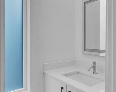 426 W 9th Street - Photo Thumbnail 16