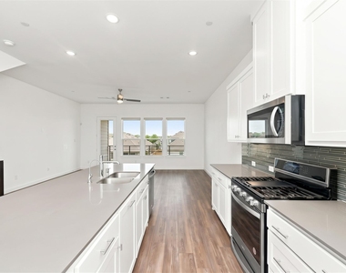 695 Vista Del Lago Drive - Photo Thumbnail 8