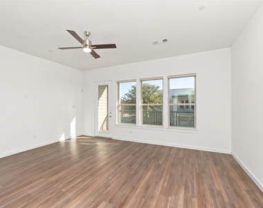 695 Vista Del Lago Drive - Photo Thumbnail 4