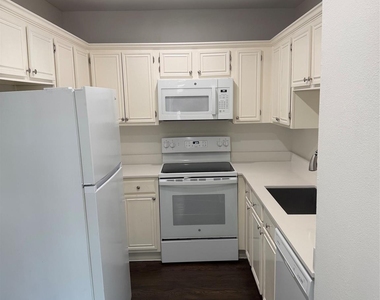 3929 Gilbert Avenue - Photo Thumbnail 4
