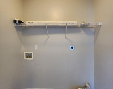 3058 Champion Lane Sw - Photo Thumbnail 9