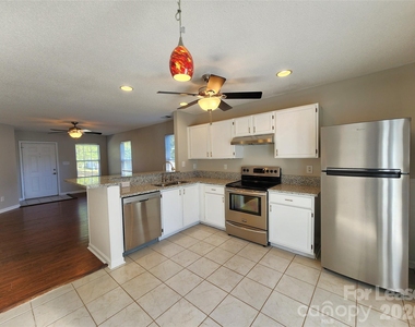 3058 Champion Lane Sw - Photo Thumbnail 3