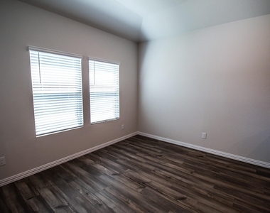 1202 Sweetleaf Street - Photo Thumbnail 11