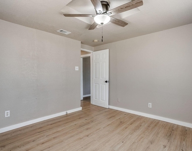 913 Jameson Street - Photo Thumbnail 19